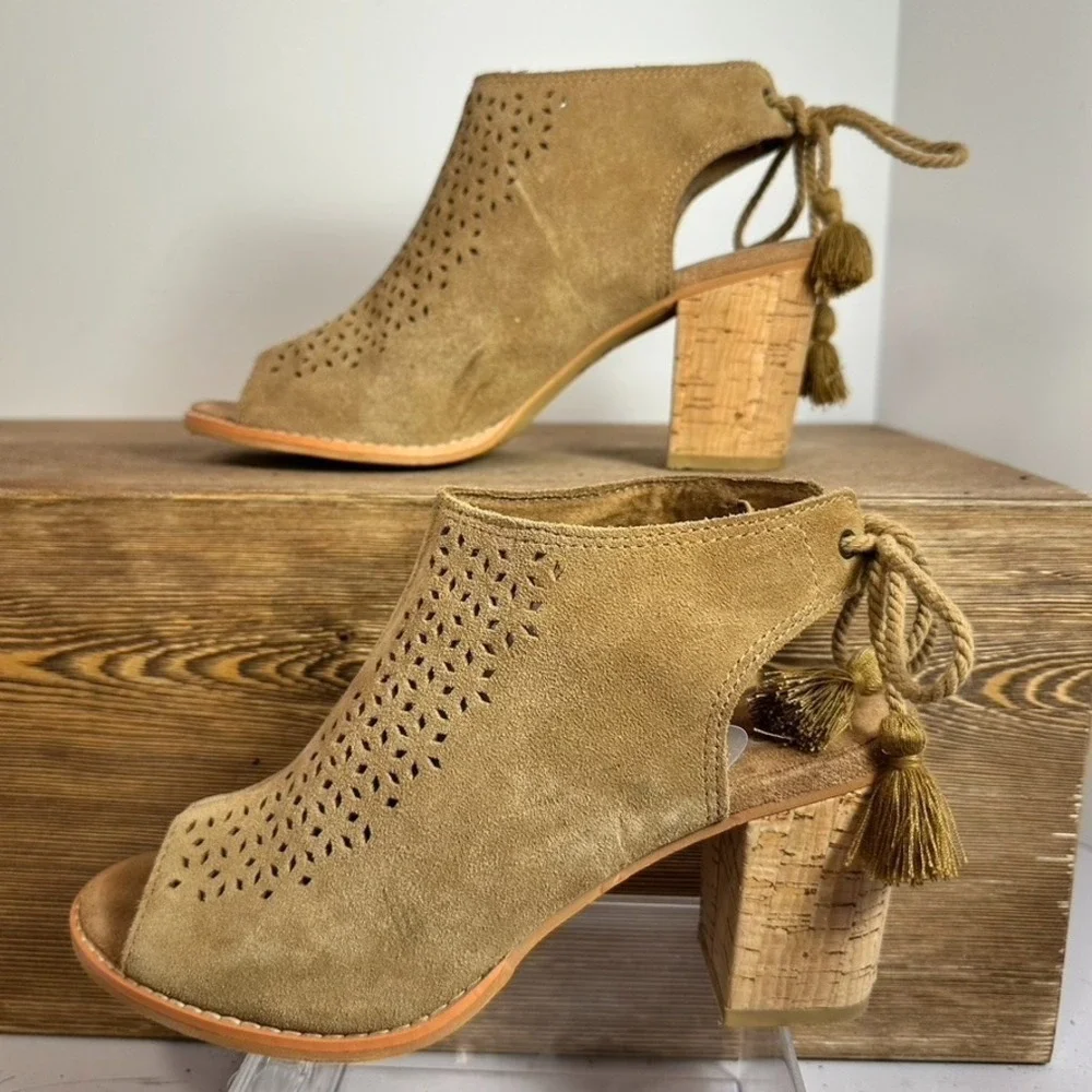 TOMS Elba Peep Toe Tassel Heeled Sandals Womens 6.5 Tan Boho Cork Heel Western